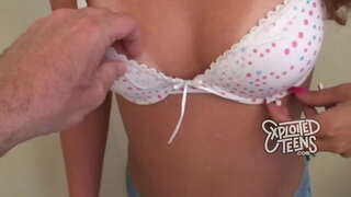 19 yaşlı isti yeniyetmə ağır sikilmiş olur və olur qurtum sperma