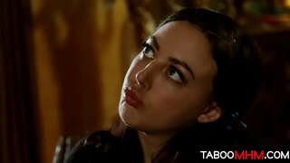 Tatăl vitreg fute pe fiica lui vitregă ca un profesor care pedepsește o școlăriță slutty