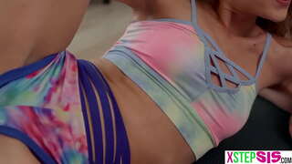 Мал чекор сестра и нејзината блиска пријателка имаше stepbro добиете неочекувана boner за нив