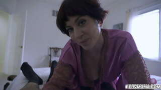 Horny mommy Jessica Ryan &#039; toirt a-steach a h-stepson gu suck e òg dick