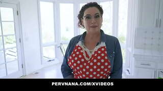 Granny Amanda Ryder &#039; s Secret തൊഴിൽ കാണിക്കുന്നു അവളുടെ Stepgrandson ആദ്യം കൈ