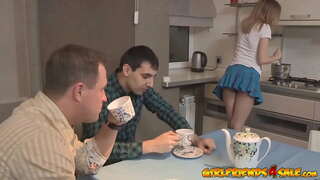 ���ృంగారమైన సన్నని సన్నని స్త్రీ యువ పతిత ఆమె భర్త