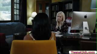 Avi Сакам само да се види Kenzie Тејлор ужива лижење пичката