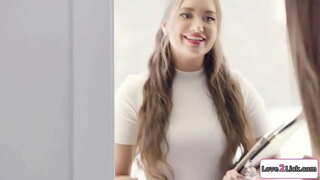 Hochzeitsplaner verführt ein paar und masturbieren Ihre Fotzen und überzeugt em eine 3some.Sie leckt Blondinen pussy als Ihre vollbusigen gf facesits Ihr