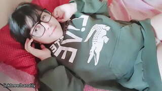 Teen girl tèid pàirtean a chur ri i pussy