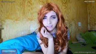 ���្មេងស្រីទទួលបាភើបនៅក្នុងមុខនៃអេក្រង់