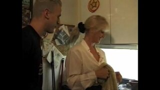 Māte dēlam un viņa draugam