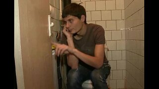 Hun spiller med stor pikk av gutten