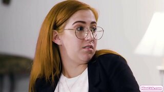 ���្តៅប៍នតនិងរបស់នាង busty ដៃគូក្នុងឧក្រិដ្ឋមានគម្រោងលើរបស់ពួកគេបន្ទាប់ធំគោលដៅ។ស្រាប់របស់នាងព្យួរមន្រ្តីមកដល់និងស៊ើបអង្កេតរបស់នាងដៃគូ។ពួកគេធ្វើដូចជាប្តីប្រពន្ធហើយបង្ហាញវាទៅមន្រ្តី។ពួកគេចាប់ផ្តើមថើបនិងកាប់គ្នាគ្នាផ្សេងទៀត pussy។