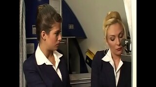 Horny letuška sluts sať ten nástroj v bare