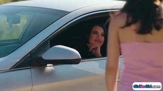 Drei super hot college girls make out on the bed.Zwei von Ihnen saugen auf Ihre Rotschopf Freunden festen Titten, bevor man leckt Ihre 19yo gfs Muschi, während facesitting den Rotschopf.Teen girl eats pussy, und dann reiben Sie jede andere pussy, bis Sie cum