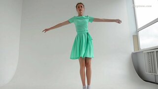 Super gymnast sùbailte ballerina babe Alla