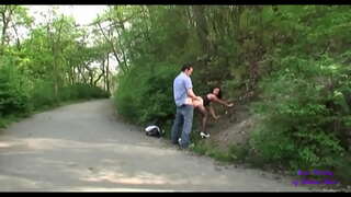 Vispirms viņi pieskarties viens otru joslu, un tad viņi iet uz izdrāzt valsts dārzi